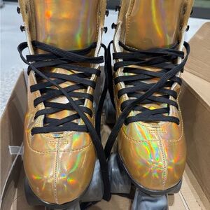 🛼 Gold Roller Skates 🛼